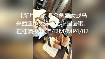 《魔手☛外购☀️极品CP》地铁女厕全景偸拍络绎不绝的年轻小姐姐方便☀️美女多亮点多，妹子换奶罩一对大奶又圆又挺手感绝对一流 (2)