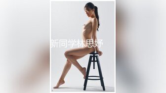 最新全镜偷窥黑衣牛仔裙美眉嘘嘘