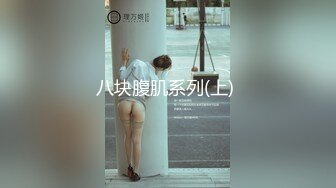 唱歌唱的正嗨服務生亂入竟誘惑服務生一起加入荒唐女大生的性愛KTV淫亂趴[