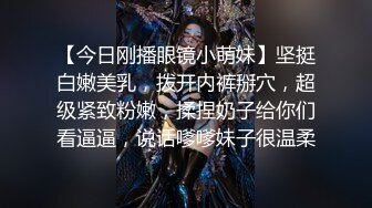 澡堂子内部员工偷拍两个白白嫩嫩的少妇洗澡