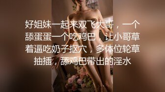 商场女厕近距离偷窥长裙美女 B里拉出一坨奇怪的玩意