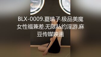 【小小寻花】约操骚熟女，带回房间操逼，进来就脱光开操，猛怼骚穴骑乘位，浪叫呻吟不断