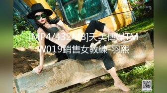 一王两后，帝王般享受！难得一见OF无敌巨乳大奶牛【hhh1231】最新啪啪长视频，肏一个手还玩一个，双波霸玩到虚脱 (8)