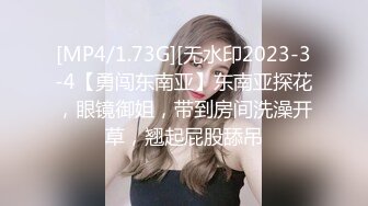 合租房冒死门缝偷窥 房东白白嫩嫩的女儿洗澡