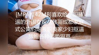 陕西45岁老夫老妻了，还学人家玩车震，老公鸡巴贼长，骚婆娘舔得津津有味！