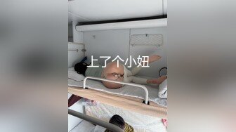 兄弟三人打算在家招待朋友,朋友没到,三人在餐厅先做了起来 上集