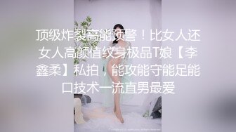 眼镜小少妇，外表甜美很骚，小夫妻居家操逼，美腿足交，吸吮舔屌口活棒，跪在沙发上后入，边操边打屁股