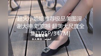 《极品CP?魔手?外购》色胆包天大神潜入移动办事大厅女厕独占坑位隔板缝中连续偸拍，各种高跟制服美腿极品丝袜OL方便