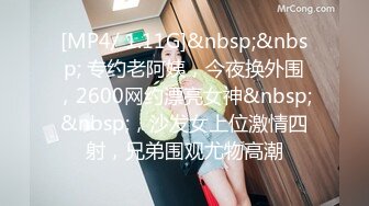 休闲会所里的女技师，玩个小活不断摆弄小哥的大鸡巴，足交口交性感的内裤给你看骚逼，最后把大哥口加撸弄射