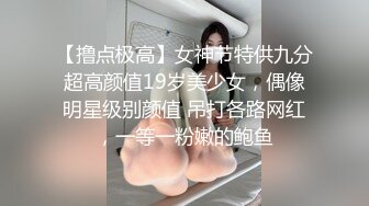 全身粉嫩气质口罩美女，性感露臀裙，脱下内裤一线天美穴，假屌骑乘深深插入