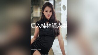 吃鸡少妇露脸手里拿着手机玩吃鸡游戏，嘴里叼着大鸡巴，开档肉丝情趣被小哥疯狂抽插还玩手机吃鸡，被小哥抠逼