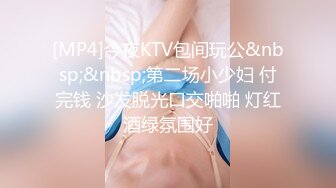 公园女厕全景偷拍牛仔裤美少妇张着大口的黑鲍鱼