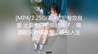 娇小精致小美女红衣修身包臀裙和两个猛男游玩在酒店享受两根大鸡巴的抽送