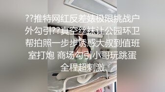 长相可爱的丸子头妹子，巨乳白皙奶，一黑一白，多人群战，淫乱至极