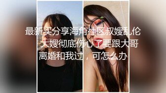 豹纹混血精品美女全程露脸与两个小哥玩3P，深喉大鸡巴让小哥吃奶子舔逼，前面舔鸡巴后面被草，听呻吟看表情