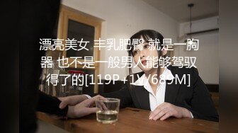 [MP4/ 918M]&nbsp;&nbsp; 调戏一下骚逼嫂子，露脸开档黑丝诱惑，跪在床前给大哥交大鸡巴，无套抽插，最后直接撸射在嘴里给狼友看