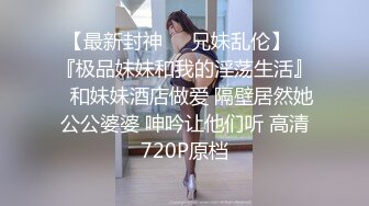 5个嫩妹小姐姐，挑一个来操，其他旁边观战，撩起衣服看美乳，细腰大长腿，骑乘位爆草小骚逼