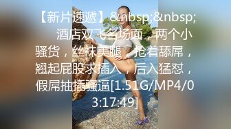 粉色高跟鞋白丝红唇美女椅子上自慰出白浆，拨开内裤手指揉搓小穴，跳蛋塞入拉扯出水，震动棒假屌多种道具换着玩