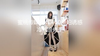 合租房门缝偷窥对门的美女换衣服✿奶子又白又大身材还真不错