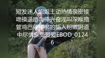 哺乳期的小奶妈，全程露脸边挤奶边拿道具抽插无毛逼，淫水很多听狼友指挥刺激