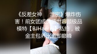 ★☆稀缺资源☆★商场女厕坑神隔板缝多角度逼脸同框偸拍多位美女方便，柜台主管气质少妇居然还是无毛大逼