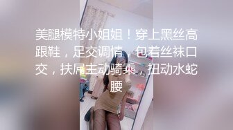 商场女厕偷拍牛仔裤美女的小嫩鲍