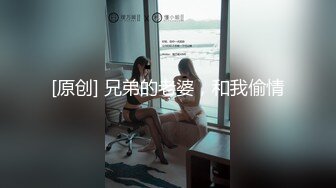 女上露脸面对大鸡鸡，发情少妇使劲往逼里塞