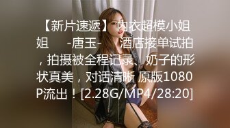 《极品CP魔手外购》美女如云餐饮店大神躲藏女厕逼脸同框偸拍数位小姐姐方便，被一个美女发现翻车了还好没有推门吓尿了 (9)