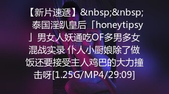 骚货开着门在床上吃鸡还不够刺激直接跪在门口 被巡楼的保安看到 骚货听到开门声有人来了舔的更卖力 可惜保安没停下加入战斗