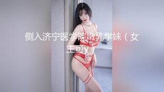 高级写字间女士公共坐便双视角同步露脸全景偸拍几位年轻漂亮美眉方便白裙子美女来大姨妈了撒出血尿