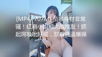 性感吊带睡衣红唇少妇居家夫妻啪啪，黑色丝袜扛起双腿抽插，掰穴舔逼骑上来自己动，搞完不爽自己按摩器自慰