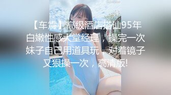 漂亮美女 牛仔裤开破洞 撅着屁屁被大鸡吧无套爆菊花 这么粉嫩的无毛鲍鱼都操腻了 内射