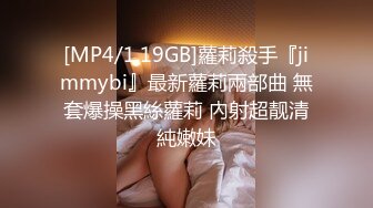 运动装小嫩妹初潮第一次用卫生巾，穿了两层内裤