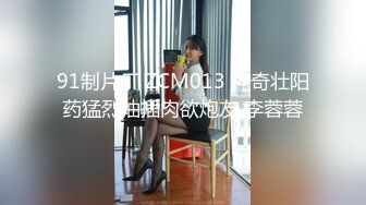 被鸡巴无套怼操了还要拿着振动棒按摩阴蒂