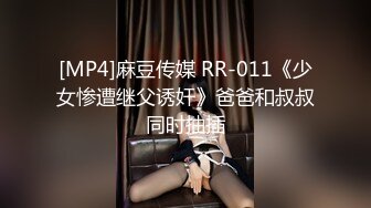 摸着女友的奶侧入她