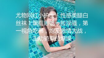 新来两个小妞姿色还不错，先拿房间里的妞练练屌验验货，没想到这么骚技术还不错，扛腿抽插叫不停