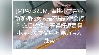 商场厕拍系列38 戴着大金链子的社会姐很仔细的摩擦阴唇很大的毛穴