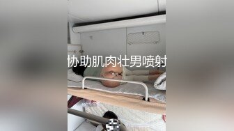 协助肌肉壮男喷射