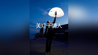 【新片速遞 】 黑丝高跟大学生观战好姐妹被草，搞的自己骚逼瘙痒难耐自慰，躺在沙发边等待大哥宠幸，扛腿抽插浪叫呻吟好骚[880MB/MP4/01:16:41]