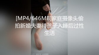 邪恶的房东门缝偷窥美女租客洗澡